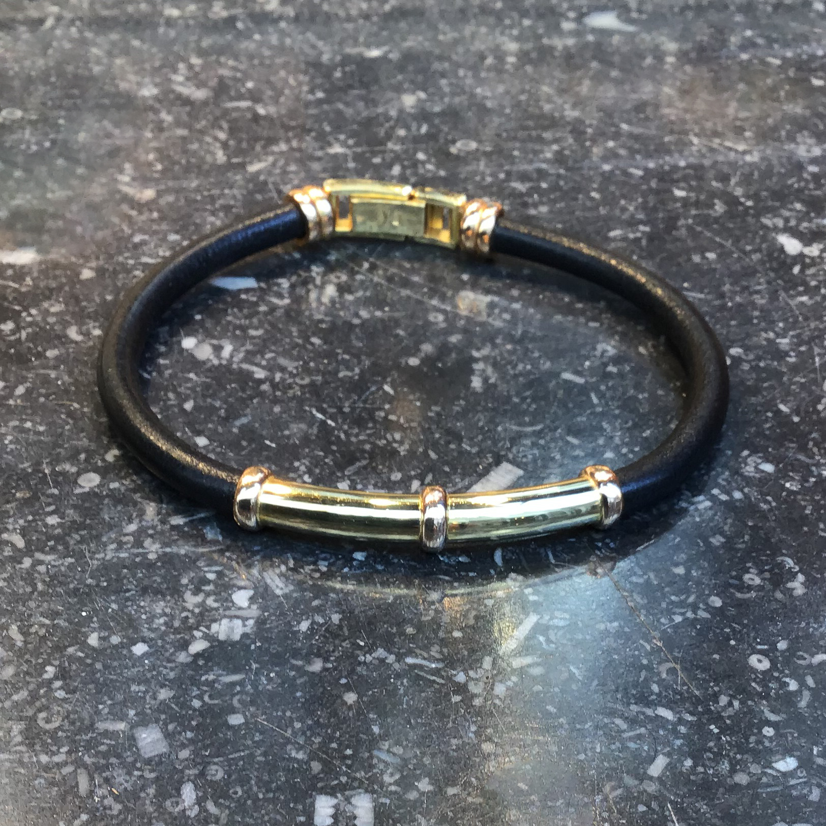 Bracelet en cuir noir et détails en or jaune