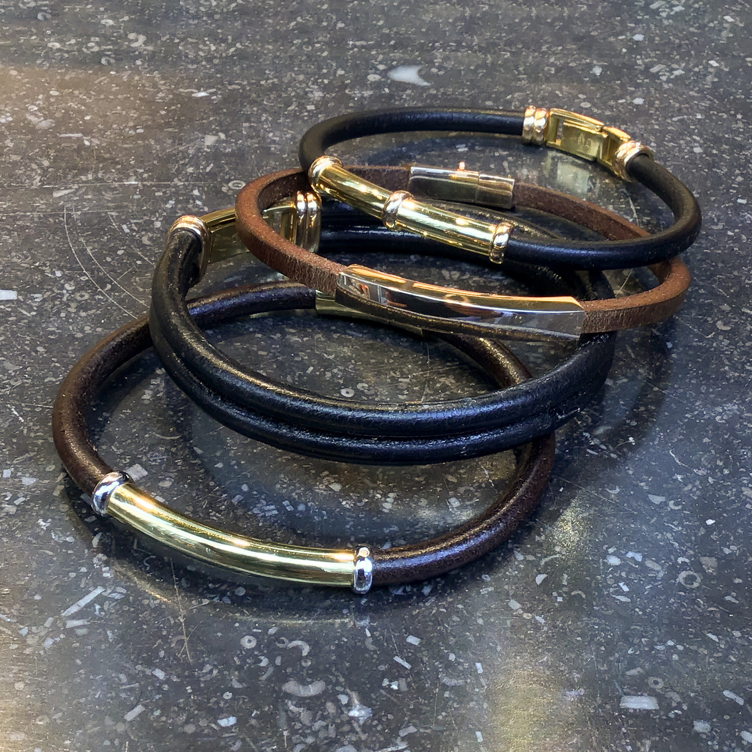 Bracelets en cuir et détails en or mixtes ou pour homme