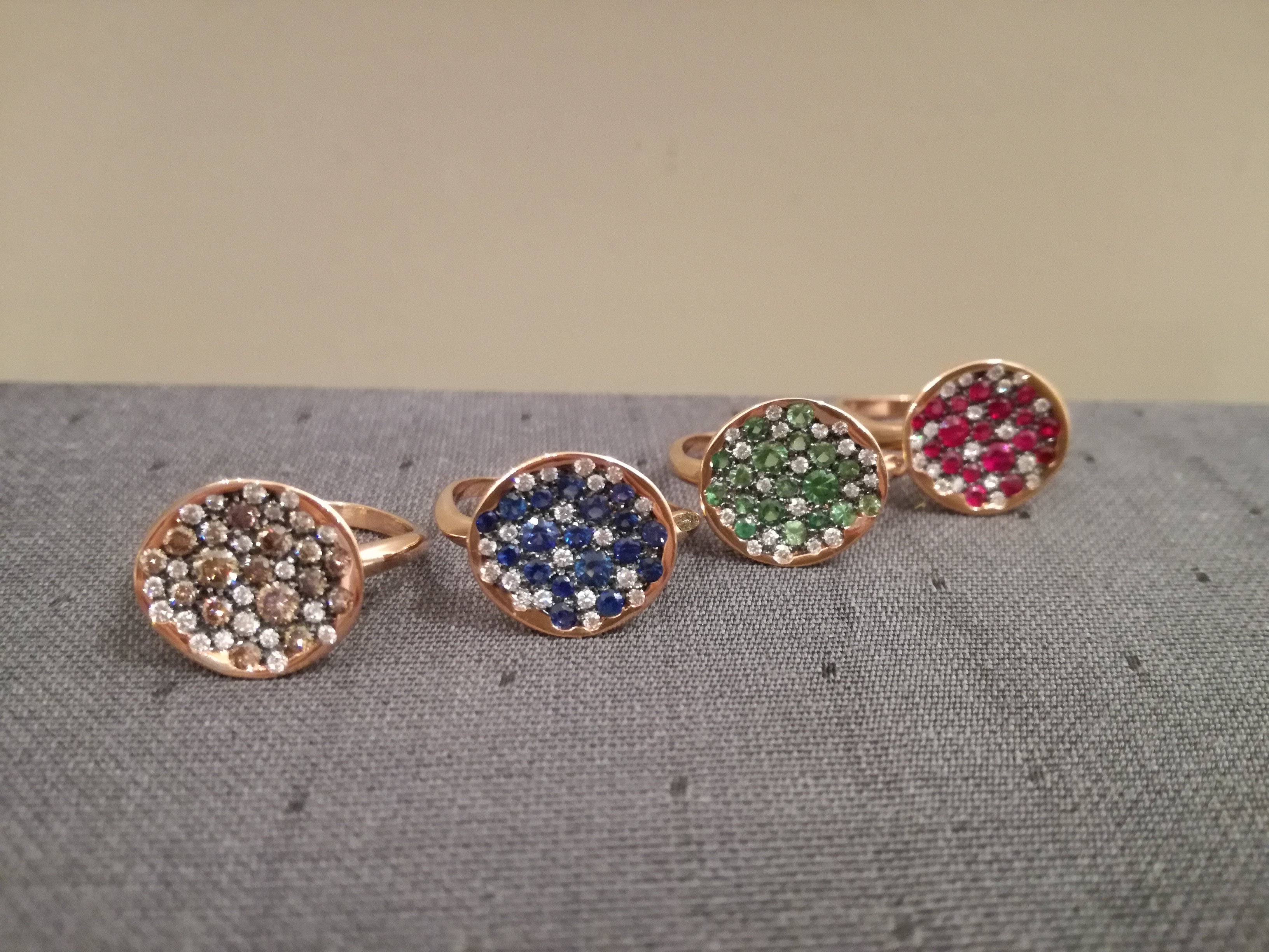 Bagues Brusi en or roseavec rubis saphir tsavorite et diamants
