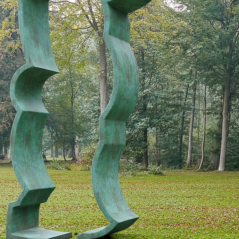 Sculpture monumentale en vert -de-gris intégration dans un parc à Saint-Vitu