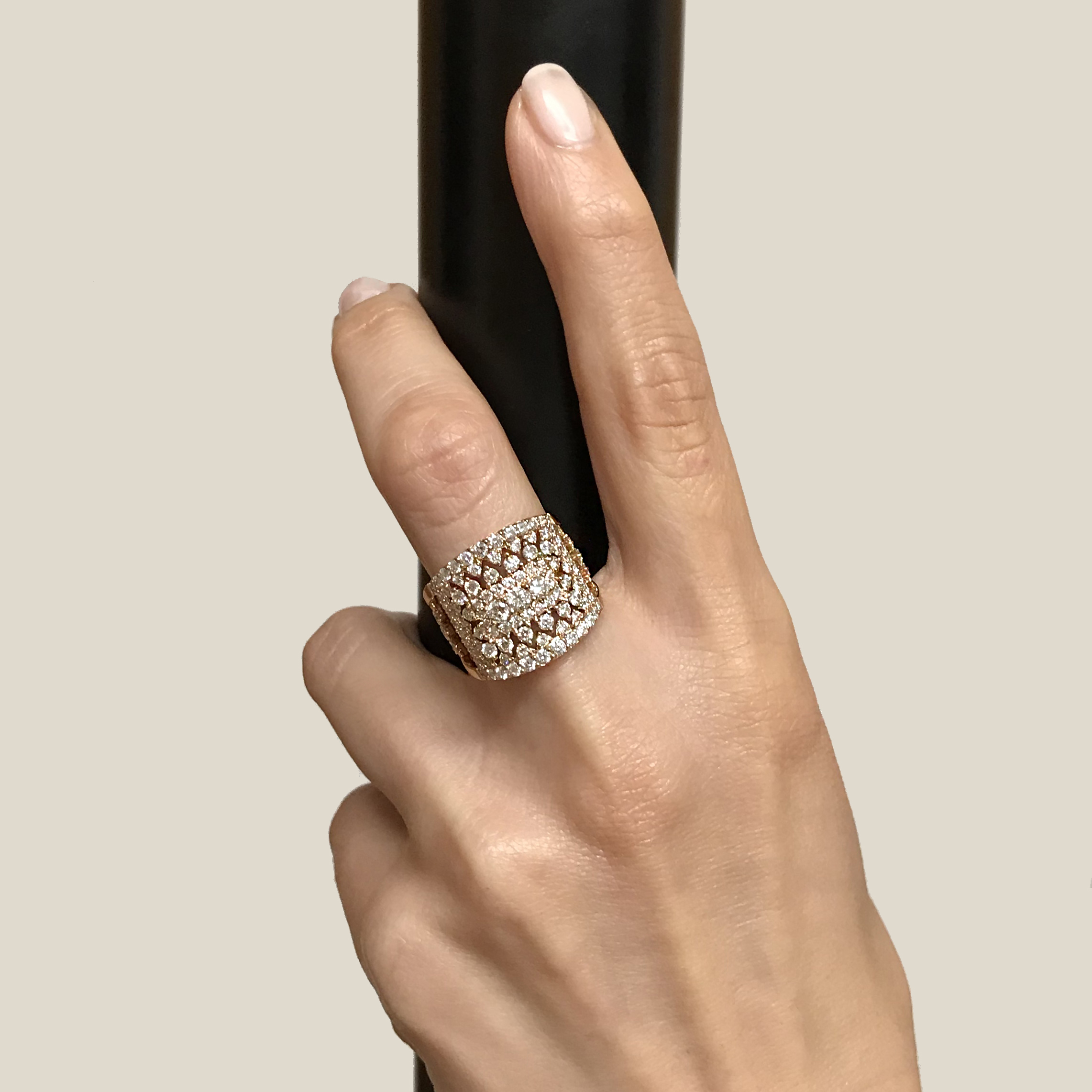 Grande bague en or rose pavée de diamants, disponible à la bijouterie David Mann à Liège