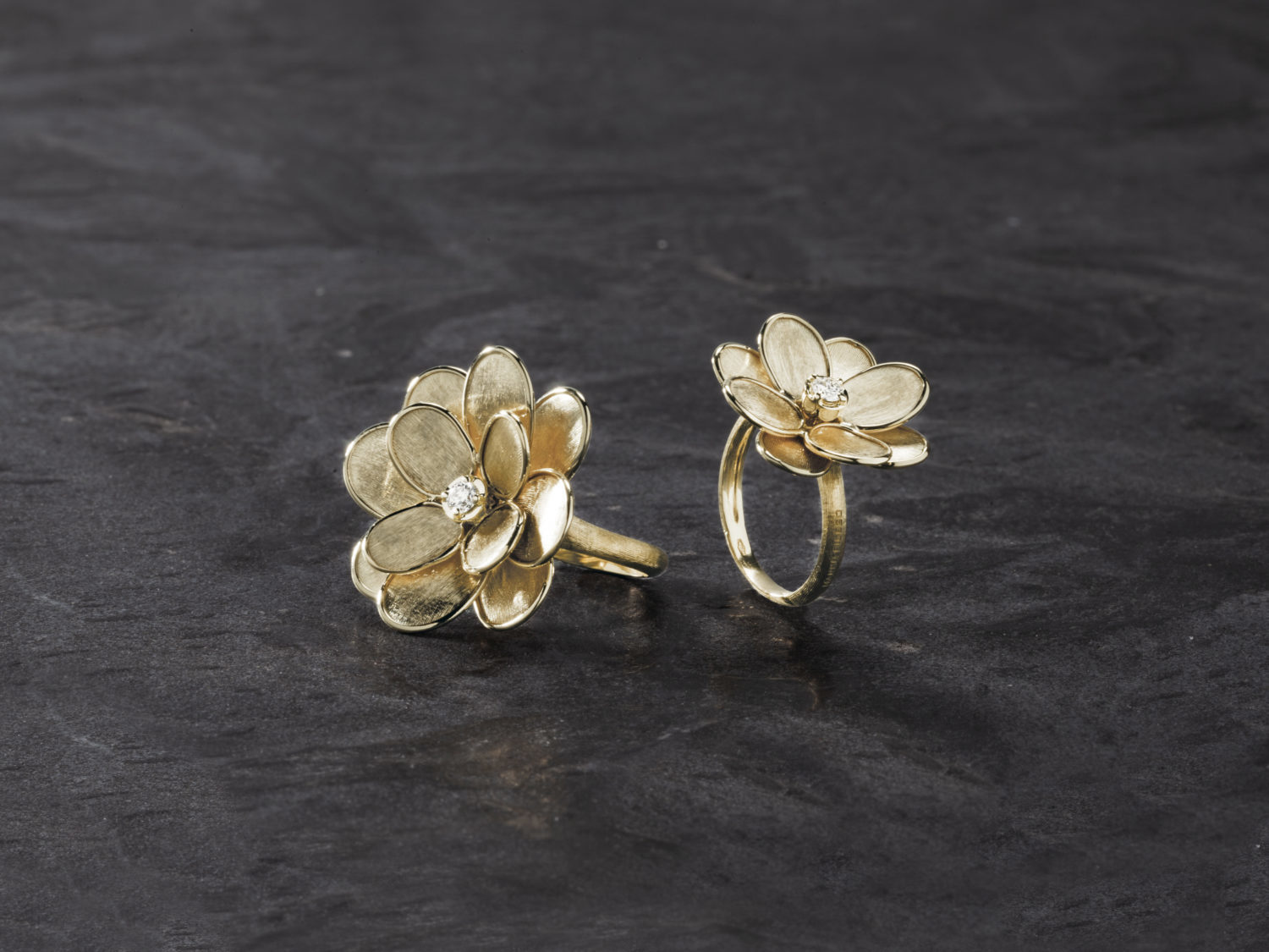 Bague Marco Bicego Lunaria Petali fleur en or jaune guilloché et diamant