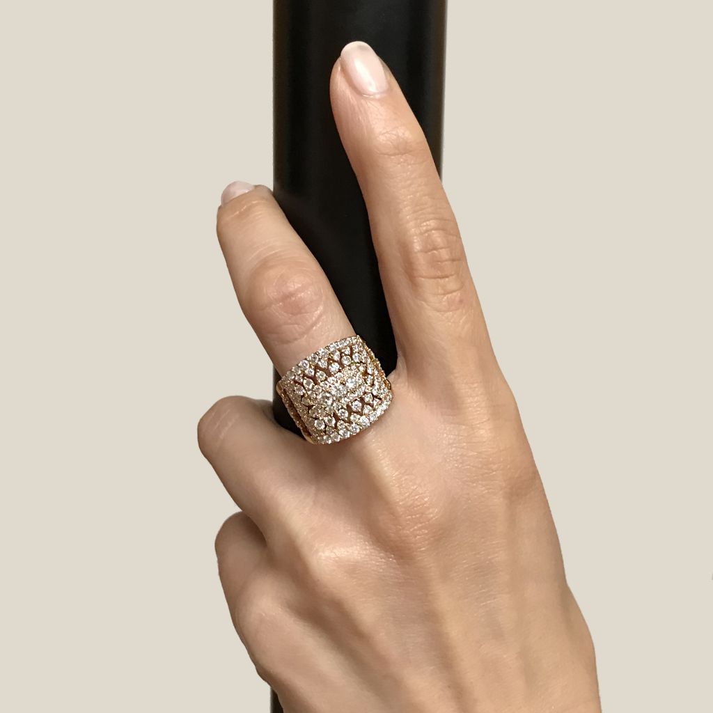 Grande bague en or rose pavée de diamants, disponible à la bijouterie David Mann à Liège