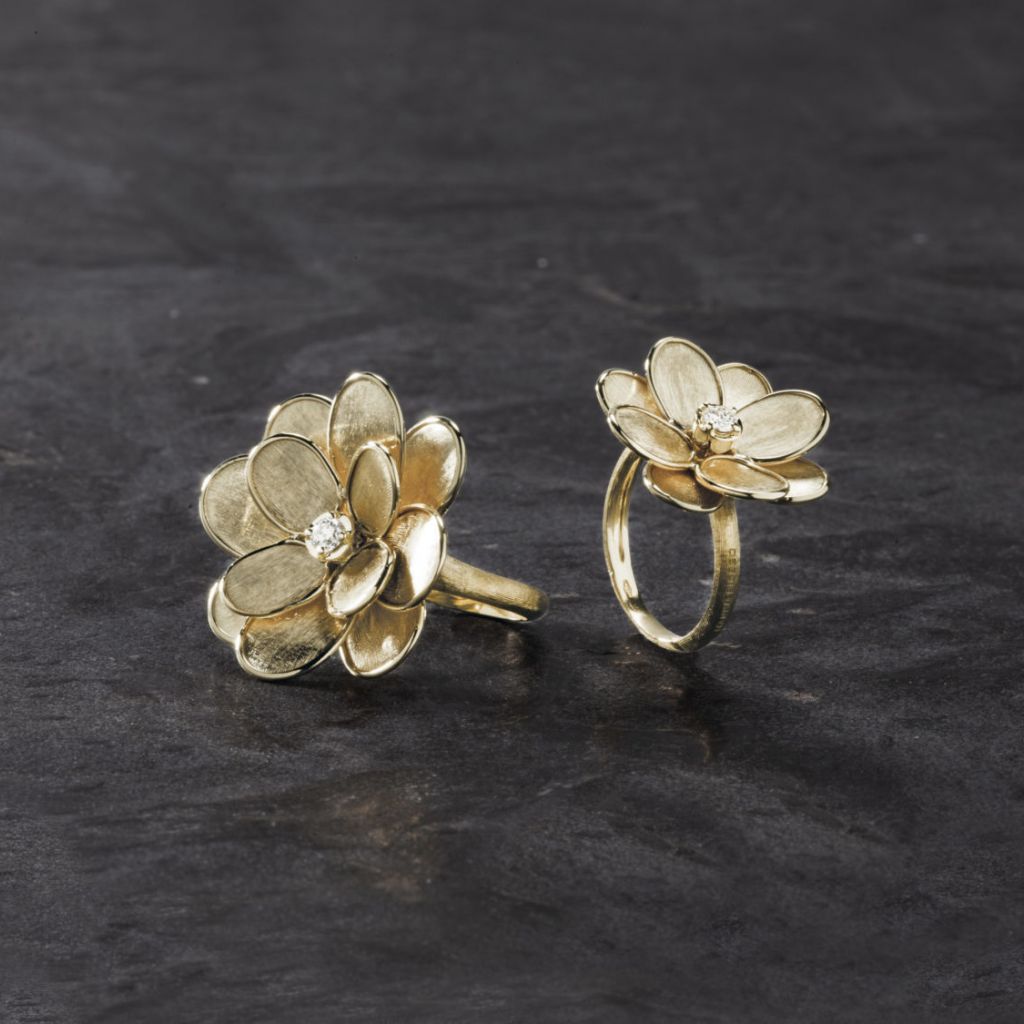 Bague Marco Bicego Lunaria Petali fleur en or jaune guilloché et diamant