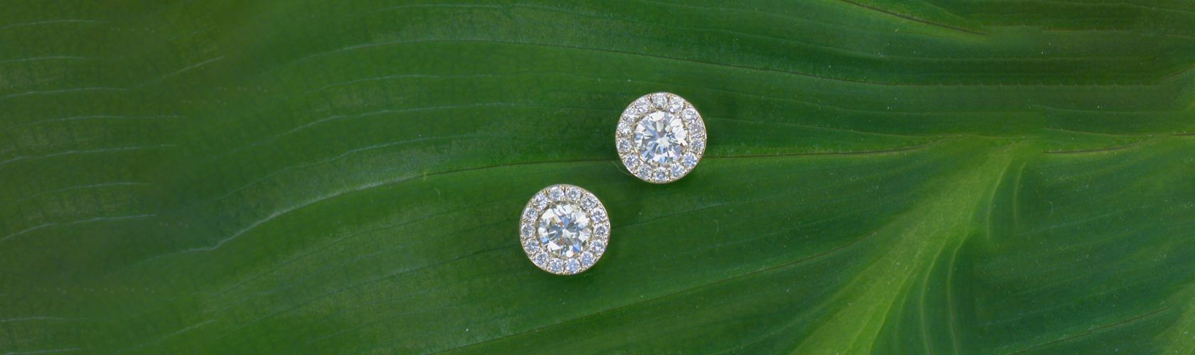 Boucles d'oreilles boutons diamants avec entourage diamants, création David Mann