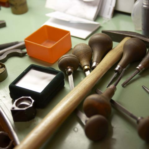atelier bijoutier joaillier outils poinçons savoir faire