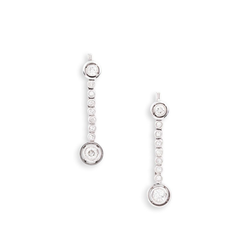 Boucles d'oreilles en or blanc, ornées de diamants taille ancienne en serti clos