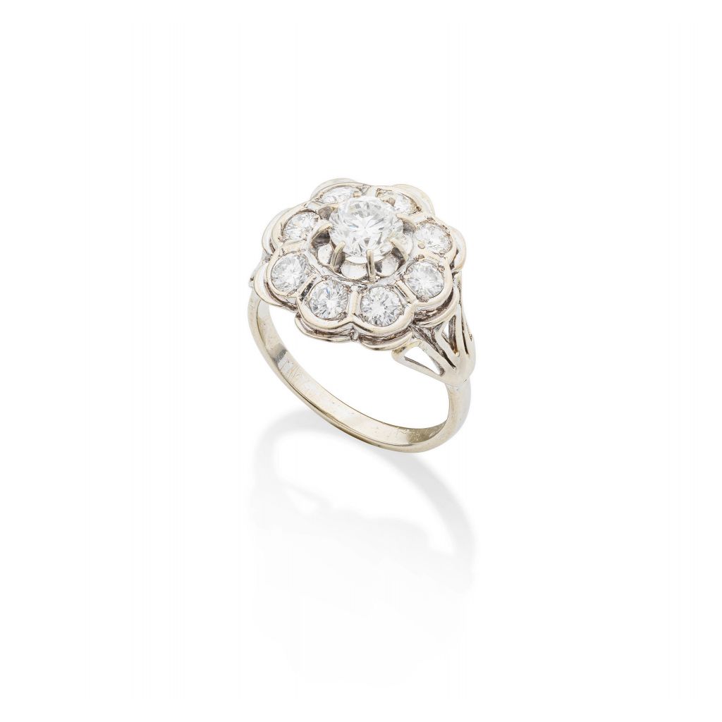 Bague en or blanc sertie de diamants taille brillant disposés en fleur