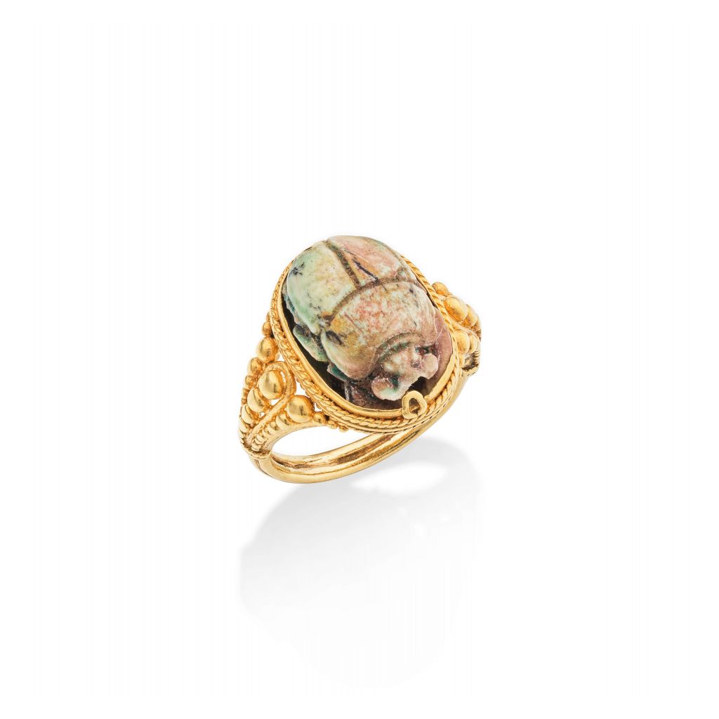 Bague en or jaune ornée d'un scarabée égyptien sculpté dans de la pierre dure