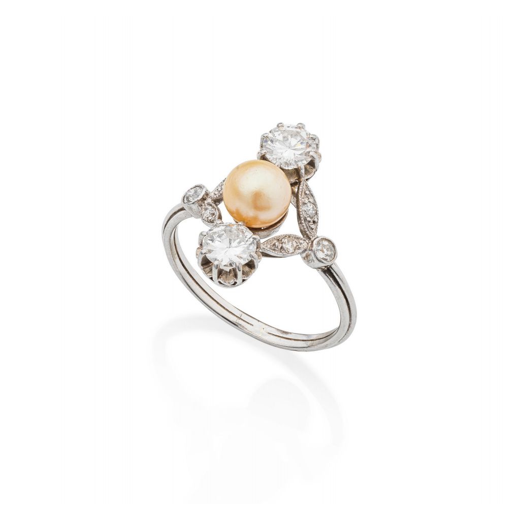 Bague des années 1920 en platine sertie d'une perle fine et de diamants taille ancienne et taille 8/8