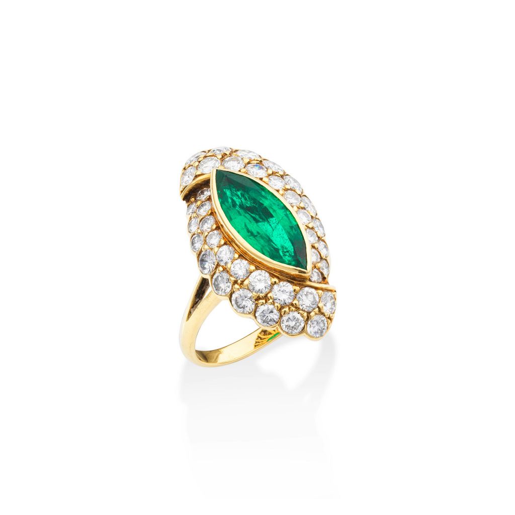 Bague en or jaune sertie d'une superbe émeraude colombienne taille marquise (avec certificat), entourée de diamants