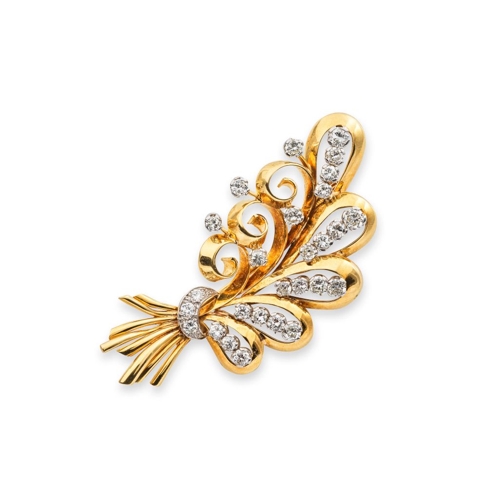 Broche en or jaune formant un épi, rehaussée de diamants taille brillant