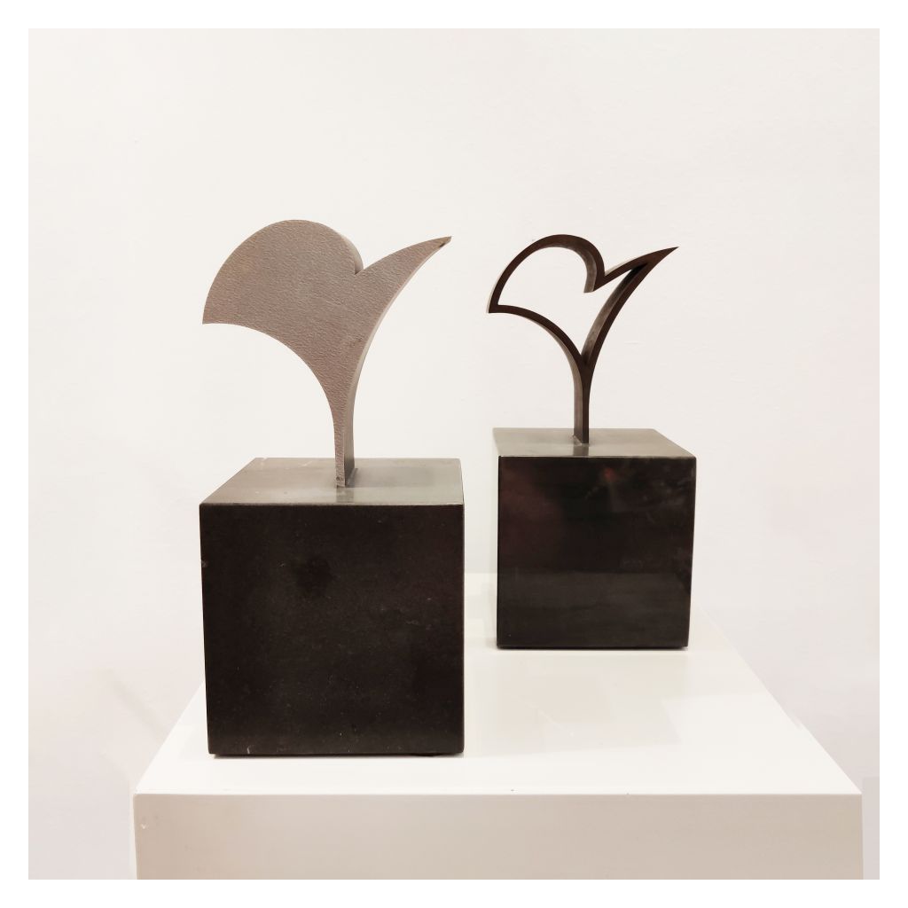 Sculpture "Ensemble" David Mann - une en inox et l'autre en acier corten sur pierre